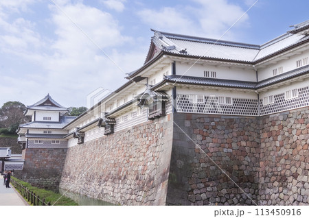 青空の金沢城 113450916