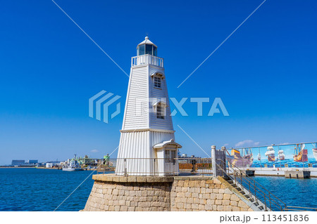 大阪府堺市　青空に映える木製の旧堺燈台 113451836