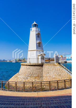 大阪府堺市　青空に映える木製の旧堺燈台 113451840