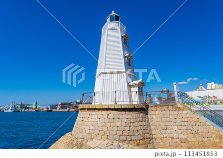 大阪府堺市　青空に映える木製の旧堺燈台 113451853