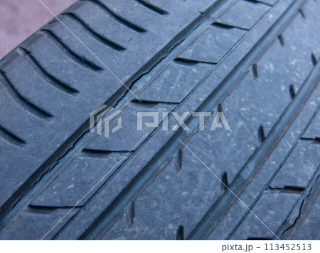 割れたタイヤ 113452513