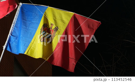 夜のモルドバの国旗 夜のモルドバの国旗 113452546