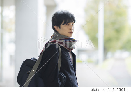 マフラーをした男子高校生 カメラ目線ポートレート 撮影協力:有明教育芸術短期大学 マフラーをした男子高校生 カメラ目線ポートレート 撮影協力:有明教育芸術短期大学 113453014