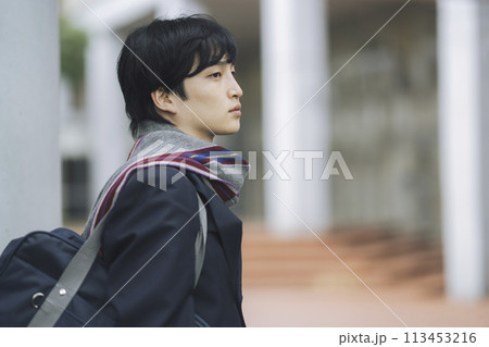 マフラーをした男子高校生 横顔 撮影協力:有明教育芸術短期大学 マフラーをした男子高校生 横顔 撮影協力:有明教育芸術短期大学 113453216