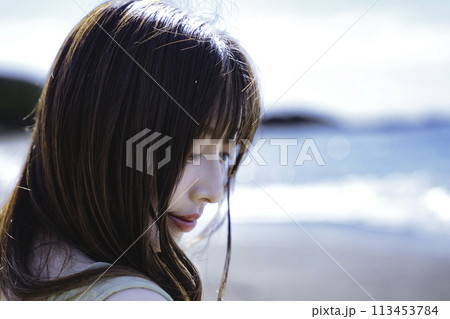 海で感傷に浸る女性の横顔 海で感傷に浸る女性の横顔 113453784