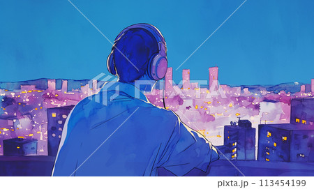 街の夜景を見ながらヘッドフォンで音楽を聴く男性の後ろ姿 街の夜景を見ながらヘッドフォンで音楽を聴く男性の後ろ姿 113454199
