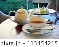 紅茶の入ったティーカップとアフタヌーンティースタンド 113454215
