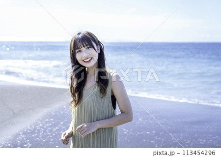 海を散策する女性 113454296
