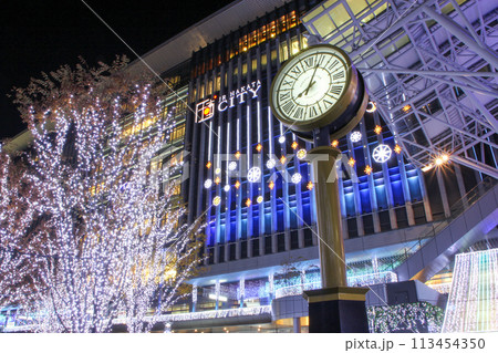 JR博多駅前広場の夜景と時計 113454350