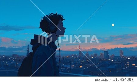 夜景を見ながら歩くヘッドフォンをした男性 113454397