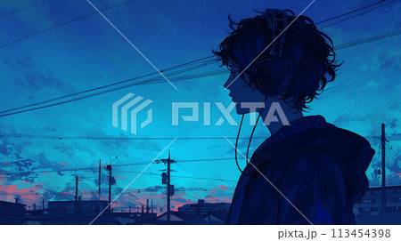 夜景を見ながら歩くヘッドフォンをした男性 113454398