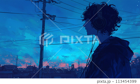 夜景を見ながら歩くヘッドフォンをした男性 113454399