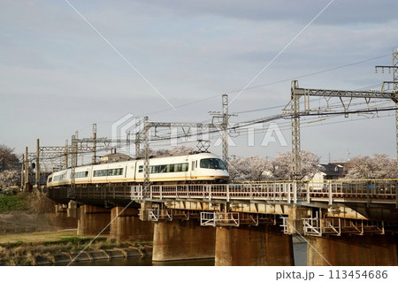 満開の桜と近鉄特急 113454686