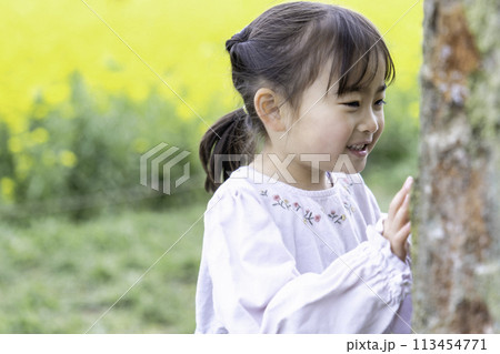 公園で遊ぶ女の子 113454771