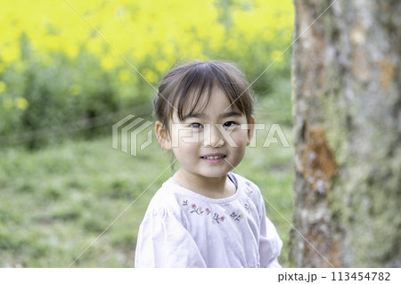 公園で遊ぶ女の子 113454782