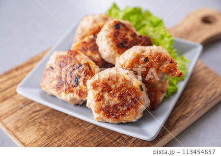 ひき肉と豆腐のハンバーグ ひき肉と豆腐のハンバーグ 113454857