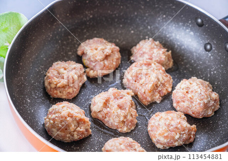 フライパンで焼くつくね フライパンで焼くつくね 113454881