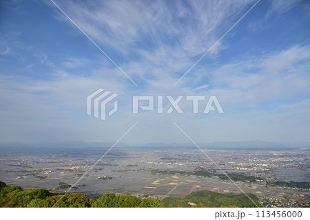 弥彦山から眺める越後平野の田んぼ 113456000