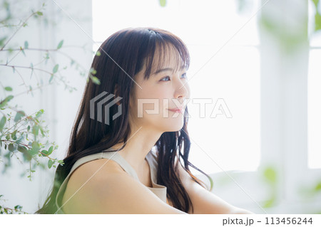 ストレッチする若い女性 ストレッチする若い女性 113456244