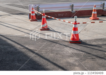 道路工事の覆工板と仮設ガードレール 道路工事の覆工板と仮設ガードレール 113456409