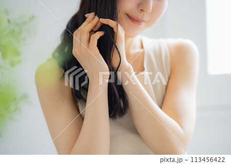 ストレッチする若い女性 ストレッチする若い女性 113456422