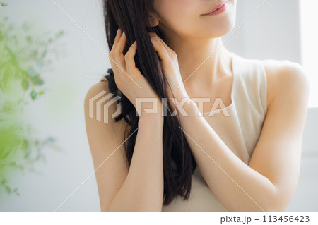 ストレッチする若い女性 113456423