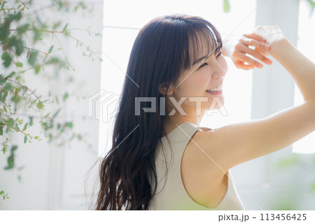 ストレッチする若い女性 ストレッチする若い女性 113456425
