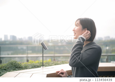 東京の景色を眺める女性 東京の景色を眺める女性 113456439