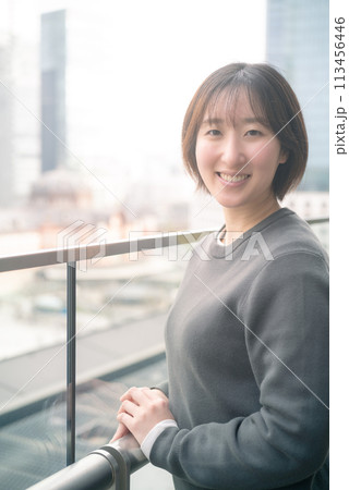 東京の景色を眺める女性 東京の景色を眺める女性 113456446