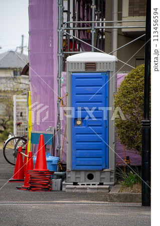 工事現場の仮設トイレ 113456594