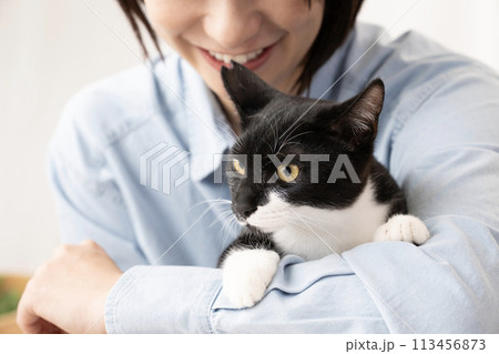 黒い猫を抱く女性 黒い猫を抱く女性 113456873
