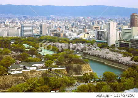 空から眺める大阪城鳥瞰図 桜の季節 生駒山系 春の青空に映える満開の桜 空から眺める大阪城鳥瞰図 桜の季節 生駒山系 春の青空に映える満開の桜 113457256