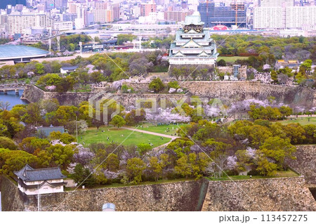 空から眺める大阪城鳥瞰図 桜の季節 生駒山系 春の青空に映える満開の桜 空から眺める大阪城鳥瞰図 桜の季節 生駒山系 春の青空に映える満開の桜 113457275