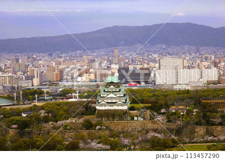 空から眺める大阪城鳥瞰図 桜の季節 生駒山系 春の青空に映える満開の桜 空から眺める大阪城鳥瞰図 桜の季節 生駒山系 春の青空に映える満開の桜 113457290