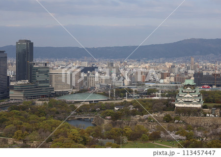 空から眺める大阪城鳥瞰図 桜の季節 生駒山系 春の青空に映える満開の桜 空から眺める大阪城鳥瞰図 桜の季節 生駒山系 春の青空に映える満開の桜 113457447