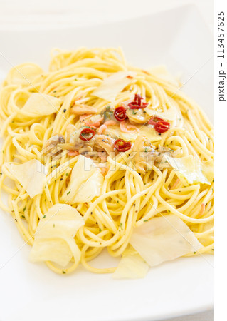美味しい春キャベツとアサリのペペロンチーノパスタ 美味しい春キャベツとアサリのペペロンチーノパスタ 113457625