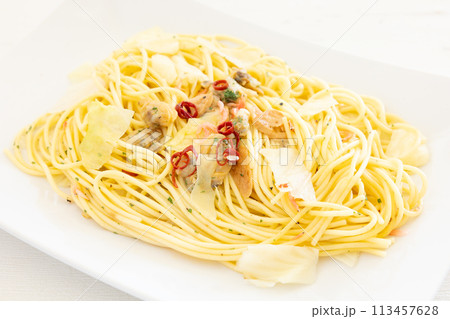 美味しい春キャベツとアサリのペペロンチーノパスタ 美味しい春キャベツとアサリのペペロンチーノパスタ 113457628