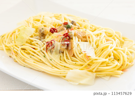 美味しい春キャベツとアサリのペペロンチーノパスタ 美味しい春キャベツとアサリのペペロンチーノパスタ 113457629