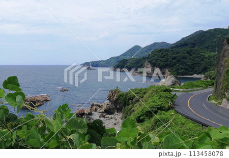 灯台の名所と周辺の海 113458078