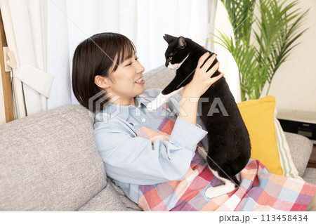 猫を抱いて微笑む女性 113458434