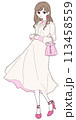白いワンピースを着た女性のイラスト 113458559
