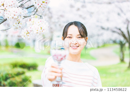 桜の花弁を満たしたワイングラスを持つ女性 桜の花弁を満たしたワイングラスを持つ女性 113458622