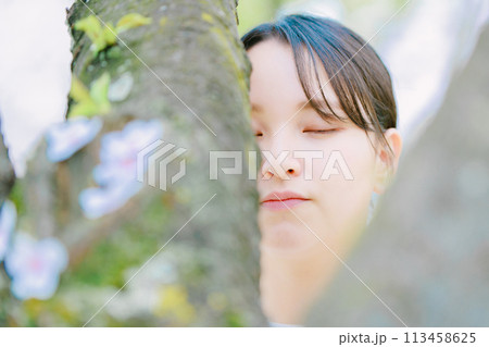 桜の木と若い女性 113458625