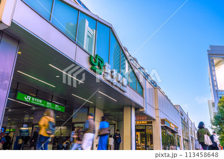 日本の横浜都市景観 桜木町駅や駅のガラスに映る横浜ランドマークタワーなどを望む＝10日 113458648