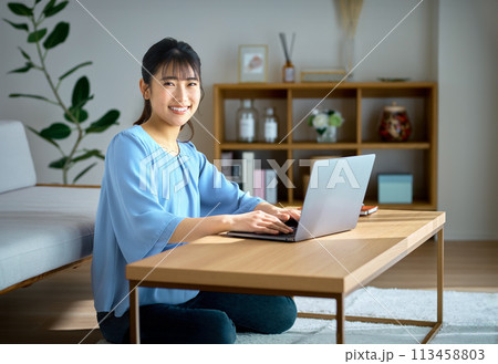 自宅でデスクワークするテレワーク中の若いビジネスウーマン 113458803