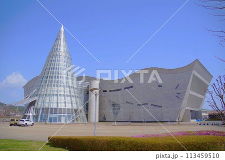 岩手の風景　晴れた日の久慈市文化会館アンバーホール 113459510