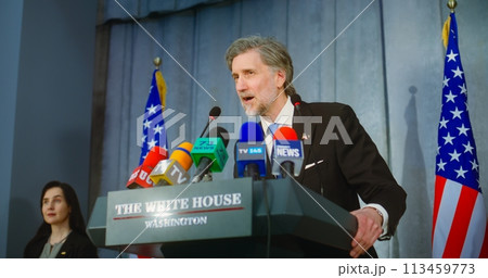 American minister says political speech from tribune, smiles and poses on cameras 113459773