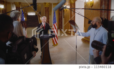 Senior president of United States surrounded by journalists 113460118
