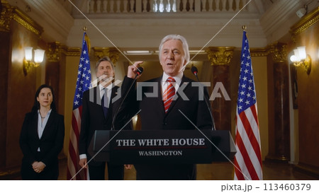 Senior US minister speaks at press campaign for media and television 113460379