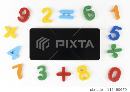 スマートフォンと数字。算数の勉強アプリのイメージ スマートフォンと数字。算数の勉強アプリのイメージ 113460670